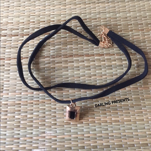 GREEN LAYERED PENDANT CHOKER NECKLACE - Picture 2 of 2